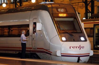 Un tren en la estaci&oacute;n de Valencia en la &uacute;ltima jornada de huelga en contra de la liberalizaci&oacute;n del sector ferroviario. 