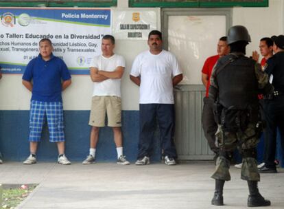 Un soldado vigila a policías sospechosos en una comisaría del Estado mexicano de  Nuevo León.