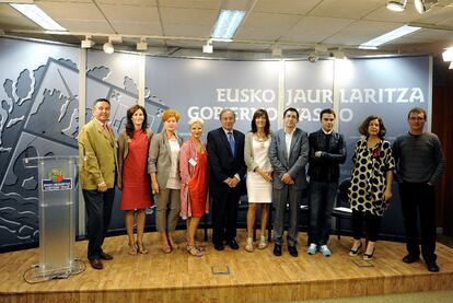 El secretario general de Acción Exterior, Guillermo Echenique, y la viceconsejera de Turismo, Pilar Zorrilla (ambos en el centro), junto a otros participantes en la presentación ayer de la Semana de Euskadi en la Expo de Shanghai.