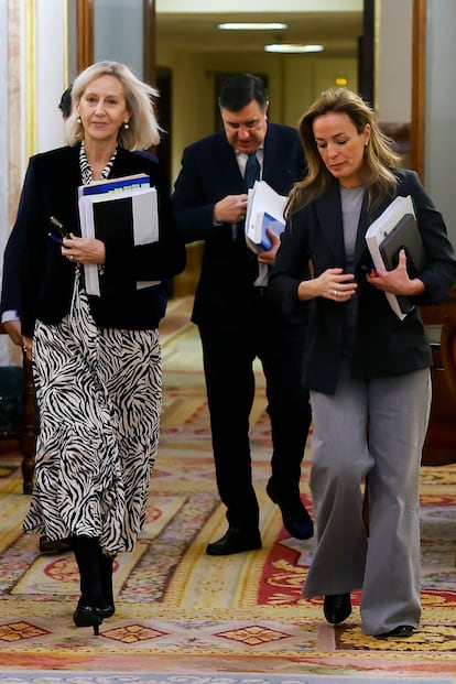 El vicepresidente segundo del Congreso, el popular José Antonio Bermúdez de Castro, y dos diputadas del PP, antes de la Mesa del Congreso.