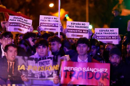 Varias personas con pancartas durante la manifestación del jueves, a las puertas de la sede del PSOE, en Madrid.