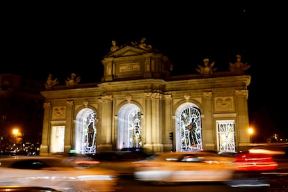 La Puerta de Alcalá iluminada con las luces navideñas, el 28 de noviembre. 
