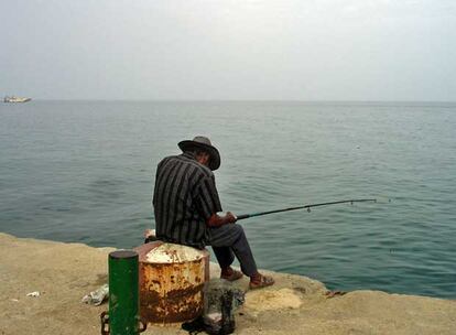 Un pescador, en el espigón del puerto de Gorée.