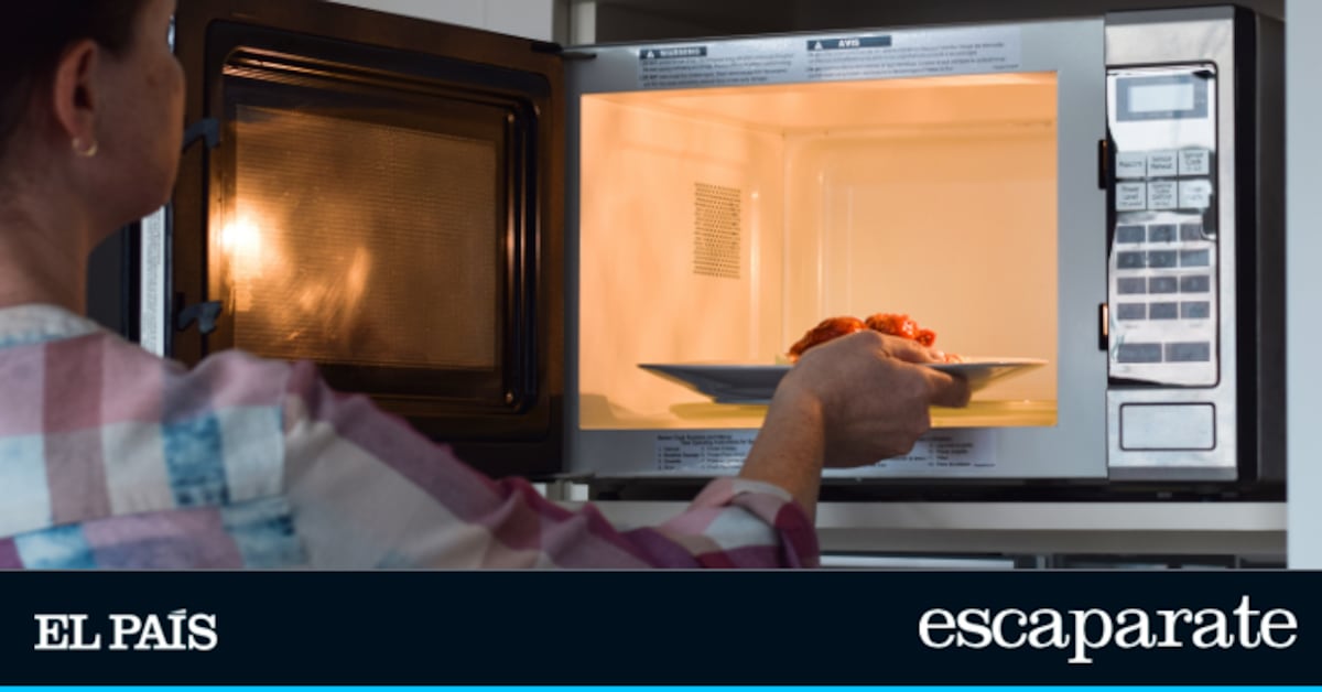 Grietas, manchas imposibles o problemas para girar: algunas de las señales de que debes cambiar el plato del microondas