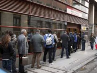 Una fila de personas hace cola en una oficina del INEM en Madrid.