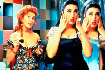 Verónica Forque y Rossy De Palma en ‘Kika’ (1993).