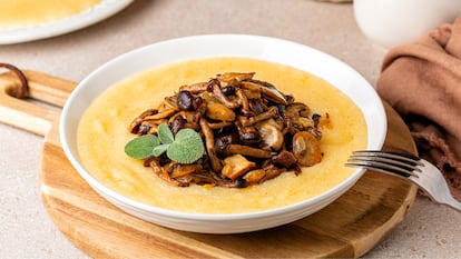 Plato de polenta con un revuelto de setas y champiñones.