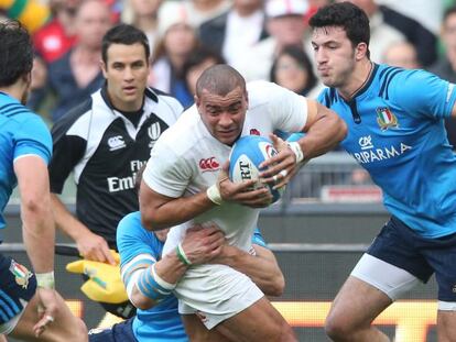 El inglés Jonathan Joseph (con el balón) durante el partido ante Italia.