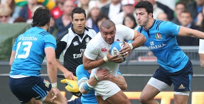 El inglés Jonathan Joseph (con el balón) durante el partido ante Italia.