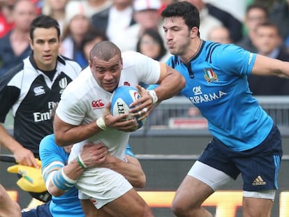 El inglés Jonathan Joseph (con el balón) durante el partido ante Italia.