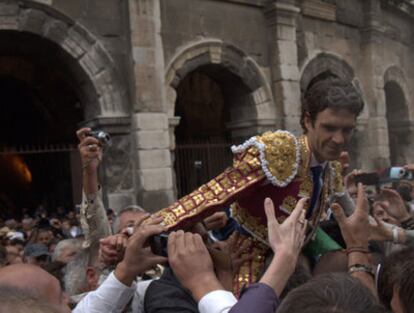 El diestro madrileño José Tomás sale por la puerta grande tras la corrida de este mediodía en Nîmes (Francia).
