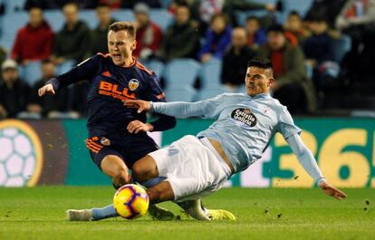 Denís Chéryshev (izquierda), lucha por el balón ante Facundo Roncaglia, del Celta.