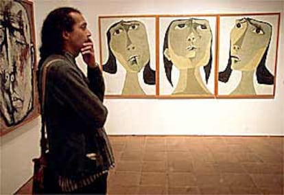 Varios visitantes contemplaban ayer algunos de los cuadros del pintor ecuatoriano Oswaldo Guayasamín expuestos en el centro cultural Conde Duque.