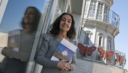 Eugenia Montero, con su libro sobre José Padilla, en Almería.