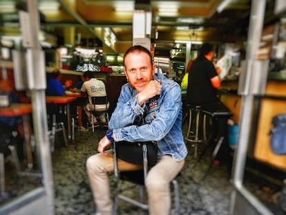 El locutor de Radio 3 Ramiroquai en el bar Palentino de Madrid. 