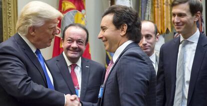 Mark Fields, consejero delegado de Ford Motor, con Donald Trump