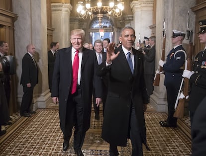 El presidente electo Donald Trump y el presidente Barack Obama llegan a la ceremonia de investidura de Trump en el Capitolio en Washington, el 20 de enero de 2017.  