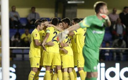 Los jugadores del Villarreal celebran el gol de Cani.