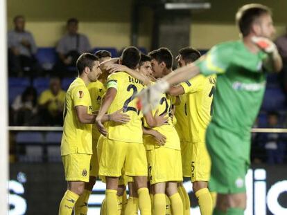 Los jugadores del Villarreal celebran el gol de Cani.