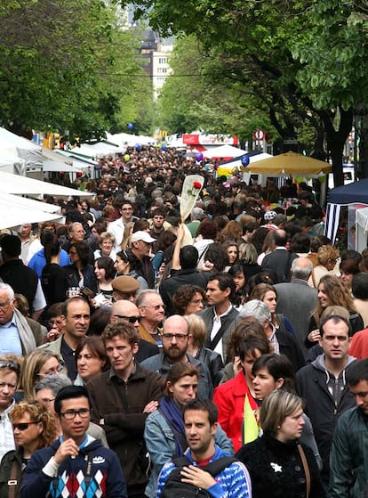 Cientos de personas se vuelcan a la Rambla de cataluña para visitar las diferentes paradas.