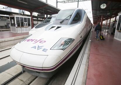 Tren AVE estacionado hoy en la estacion de Chamartin en Madrid.