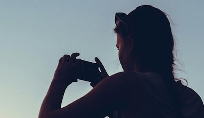 Uso de un smartphone en la calle por parte de una chica