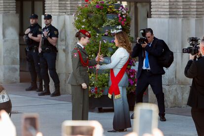 Leonor de Borbón receives the baton of command from the mayor of Zaragoza, Natalia Chueca, the highest distinction granted by the Zaragoza City Council.