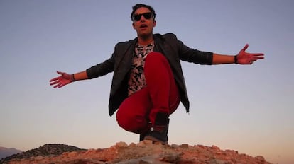 Fotograma del videoclip de Ahmed Soultan, 'Ana O Rassi'.