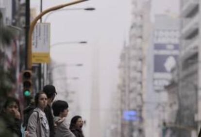 En la imagen, transeúntes cruzan la avenida Corrientes en Buenos Aires (Argentina). EFE/Archivo