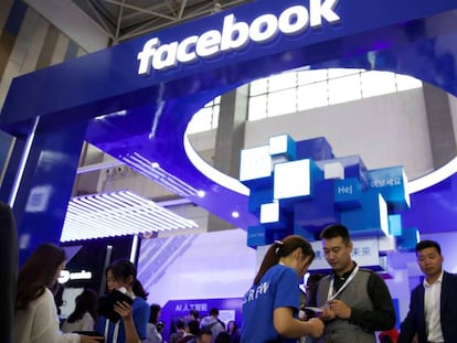Expositor de Facebook en una feria tecnológica en China