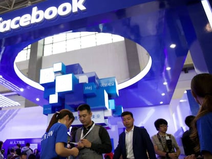 Expositor de Facebook en una feria tecnológica en China