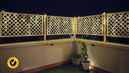 Una terraza con luces de navidad.
