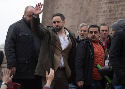 El presidente de VOX, Santiago Abascal, durante su intervención en la concentración convocada por su partido, Ciudadanos y el PP este domingo en la plaza de Colón de Madrid.