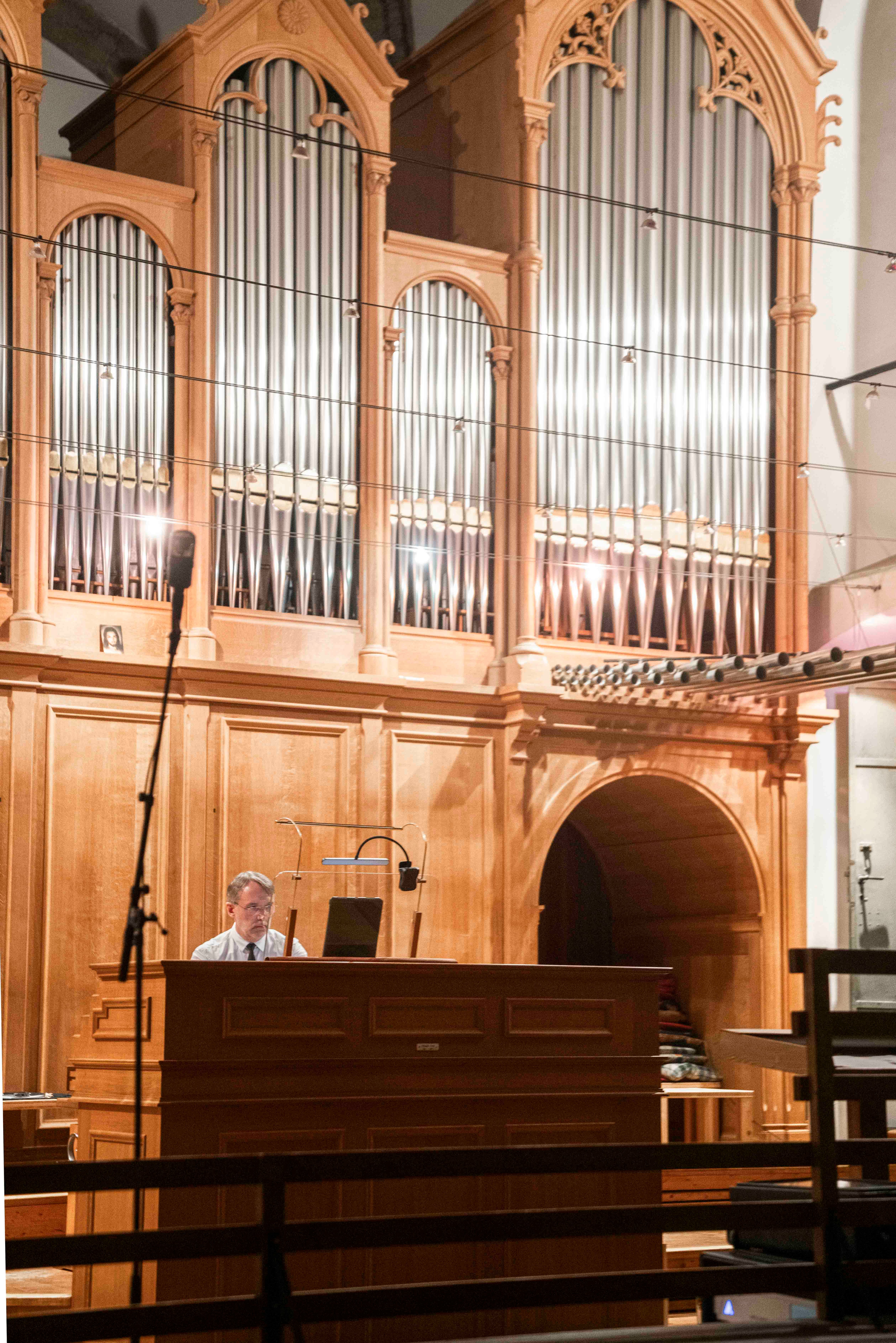Olivier Latry tocando música de Messiaen en el órgano de la Franziskanerkirche de Salzburgo el viernes por la noche.