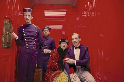 16. El Gran Hotel Budapest. Un pastel kitsch. Es la crítica más descriptiva del nuevo film de Wes Anderson. La historia es descabellada y los personajes pintorescos, como a él le gusta. Pero esta vez su estética estrambótica enloquecerá a los hipster. Dello Russo lo ha colgado en su web.