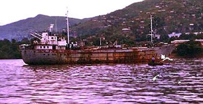 El carguero <i>Hollgan Star,</i> atracado en el puerto de Freetown.