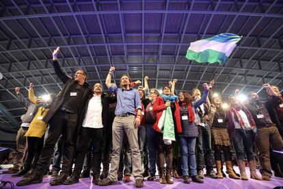 Los líderes de Podemos saludan desde el escenario del velódromo de Dos Hermanas, en Sevilla, donde, según el comité de campaña, habían logrado ampliar el aforo hasta 16.000 personas.