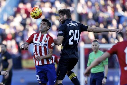 Augusto Fernández intenta llevarse un balón por alto ante Llorente.