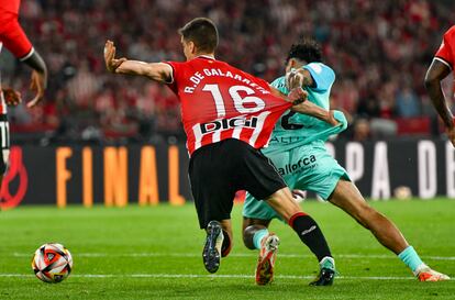 El centrocampista del Athletic Club Íñigo Ruiz de Galarreta disputa el balón ante el centrocampista portugués del Mallorca Samú Costa.