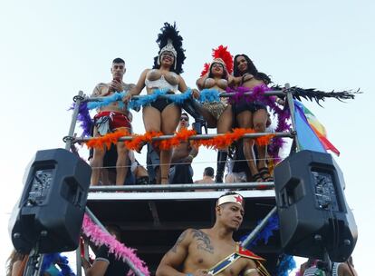 Una de las 52 carrozas que participan en el desfile del World Pride 2017.