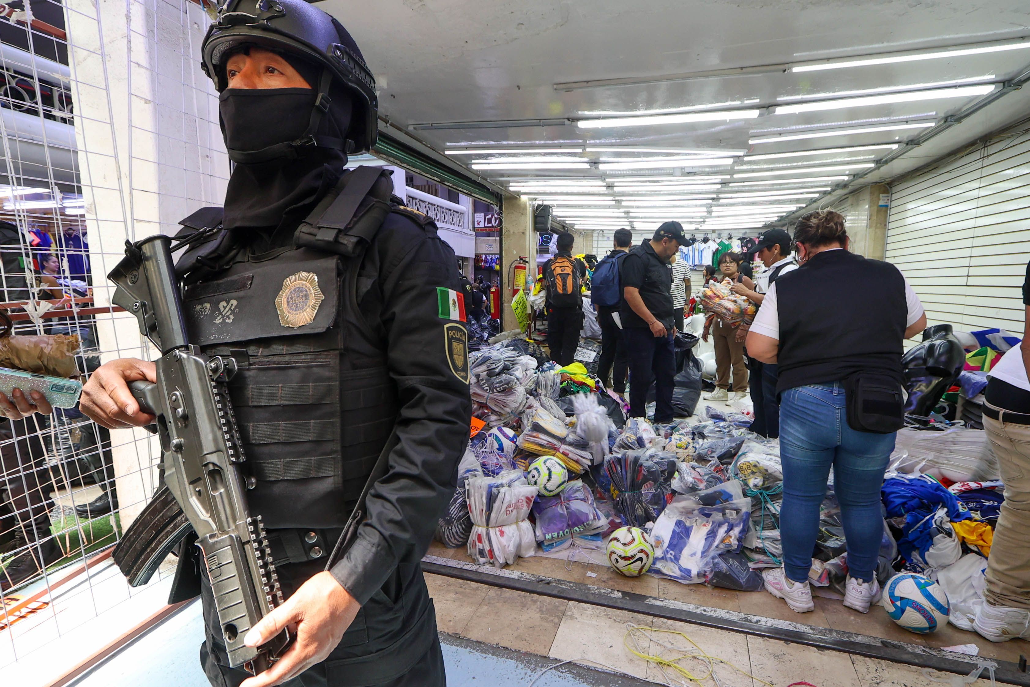 Un cateo en Tepito sacude al comercio informal de mercancía del Mundial