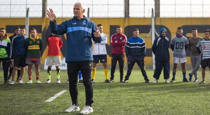 Eduardo Oderigo, Coco, el entrenador, da instrucciones a los jugadores, todos ellos reclusos con condenas no inferiores a siete años.