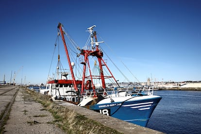 Un pesquero británico permanece inmovilizado este jueves en el puerto francés de Le Havre.