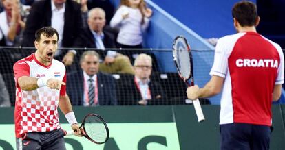 Dodig y Cilic celebran un punto ante Argentina.