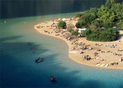 La costa licia, al suroeste de Turquía, esconde playas de ensueño. En la fotografía, el arenal de Olüdeniz.