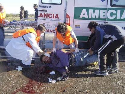 Enfermeros recogen el cuerpo del profesor Carlos Fuentealba, que falleció poco después.