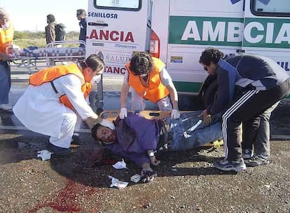 Enfermeros recogen el cuerpo del profesor Carlos Fuentealba, que falleció poco después.