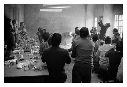 Rodaje en marzo de 1981 de la comida de celebración de la boda de un recluso en 'La fuga de Segovia'.