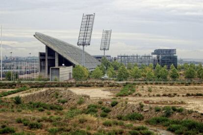 Imagen tomada ayer del anillo olímpico, con el solar que albergará el velódromo en primer plano, el estadio de la Peineta y, al fondo, el Centro Acuático.