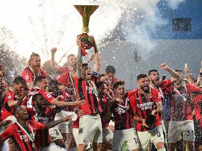 Los jugadores del Milan celebran el título de la Serie A conseguido la temporada pasada.